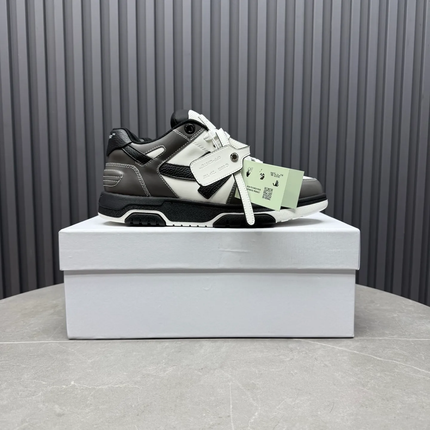 【off- white】P: 620💰Couple model👫, Size: 35-44 (Customized for men 38.45.46) High-quality version👊 "Out of office" series original molding, original lasting, production process 1:1 Original ➰OFF GRAY WHITE OW ➰ First-layer cowhide Imported skin-friendly and environmentally friendly polyester mesh Original molding high elastic and environmentally friendly molding pad Made with the original lasting process. The original molded rubber outsole (never yellows and deforms) has a super correct shape, bright color and strong three-dimensional effect👍. Packaging💯Full set of packaging synchronized with the official website (branded paper, certificate of quality, branded cloth bag)
